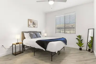 Image de CozySuites Glendale by the stadium with pool! 17