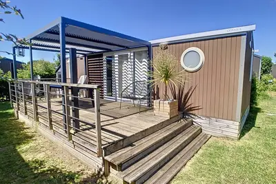 Image de Mobil-home tout confort près de la plage avec piscine chauffée, 3 chambres, terrasse et parking
