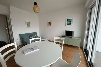 Image de Appartement refait à neuf à 50m de la plage avec terrasse et à proximité des commerces de Royan