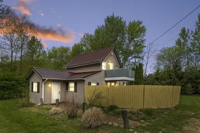 Image de Little Paw Paw Lake House with Hot Tub