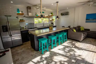Image de Modern Double Shipping Container With Beautiful Pool & Close To The Beach!