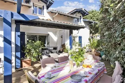 Villa jardin et terrasses vue mer 10 personnes à ciboure 10 mn st jean de Luz,