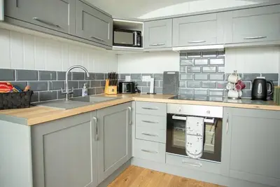 Image de Holly Lodge | Shepherd's Hut With Hot Tub Made From Salvaged Railway Carriages