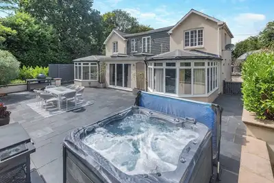 Image de 4 chambres à coucher à Medstead, near Alton