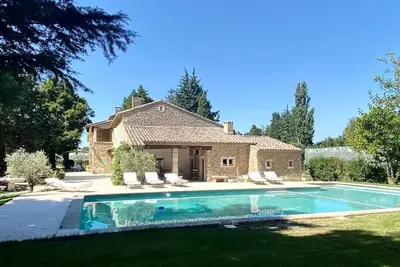 Image de Mas provençal entouré de pommiers, piscine et terrain de tennis