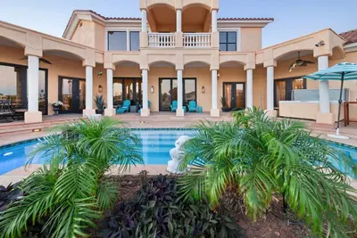 Image de New Listing! Palace Vacay, Pool, Lake, Boat & Spa