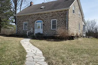Image de Country stone house on 40 acres, great base to explore historic Ottawa.