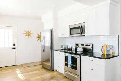 Image de Charming cottage home in downtown Afton, walking distance to restaurants.