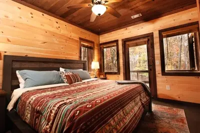 Image de king beds, hot tub, pets