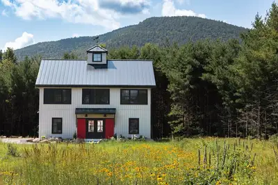 Image de New Modern Gray Barn Getaway - Game Room, Ev Charger, Year-Round Fun!