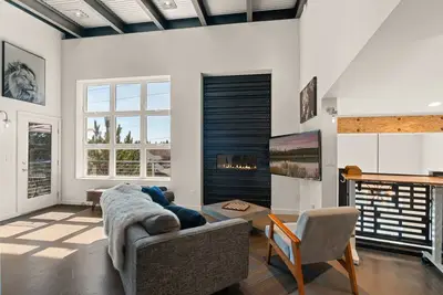 Image de Modern Industrial Luxury • Two King Beds • 10 Minute Walk to Iconic Downtown •