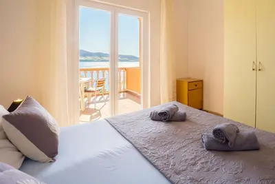 Image de Apartment right on the sea, buoy and seaview