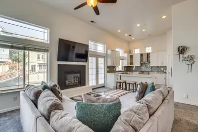 Image de Theater Room, Fireplace: Home 5 Mi to Dtwn Reno!