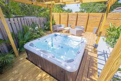 Image de House With A Hot Tub! Only 10 Mins To The Beach