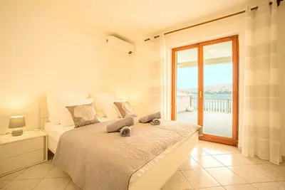 Image de Apartment right on the sea, boat dock and shared terrace on the beach