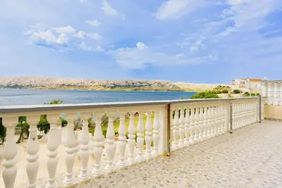 Image de Apartment right on the sea, boat dock and shared terrace on the beach