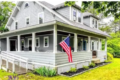 Image de Waterfront Cape Cod Family Home in Bourne