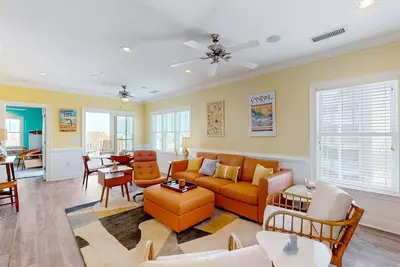 Image de Vibrant beach retreat with washer/dryer, central Ac, deck, & pool access