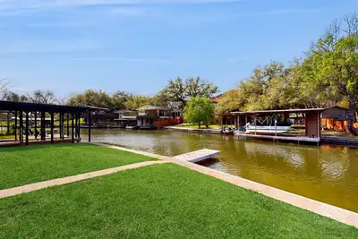 Image de Lakefront dog-friendly getaway with private boat dock & views