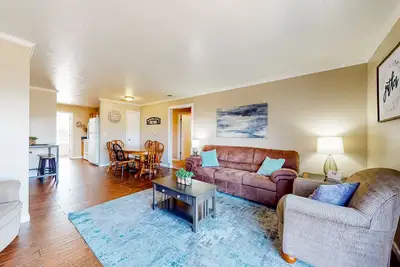 Image de Serene condo with furnished balcony, outdoor pool, washer\/dryer, central Ac