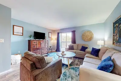 Image de Relaxing condo with private patio, outdoor pool, washer\/dryer, kitchen