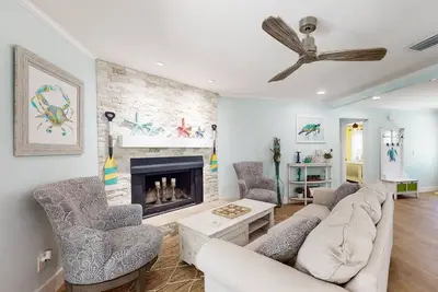 Image de Luxury retreat with private pool, screened lanai, gas grill, & poolside patio