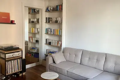 Image de Appartement chaleureux dans le 5e arrondissement, à 5 min du quartier latin!