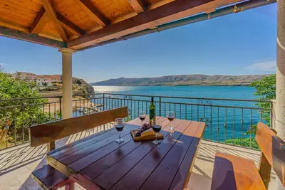 Image de Apartment on top of the cliff right on the beach with sea views