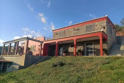 Image de Casa com Boas Dimensões em Zona Calma