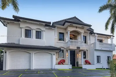 Image de Cheerful 4-bedroom villa with pool! \n