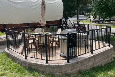 Image de Oregon Trail Wagon has two queens size bed, bathroom w/ shower, heat & a/c, smart tv, wi-fi, microwa