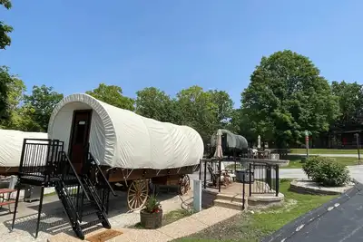 Image de California Trail Wagon includes 1 king bed, bathroom w/ shower, heat & a/c, smart tv, wi-fi, microwa