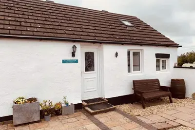 Image de Whitewashed 1 bedroom stone cottage, with king size 4 poster bed. Pet friendly.