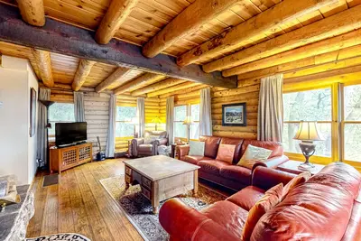 Image de Secluded mtn-view cabin with deck, hot tub, grill, wood stove - dog-friendly