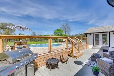 Image de Pool, Grill & Fire Pit: Grapeland Farm Retreat