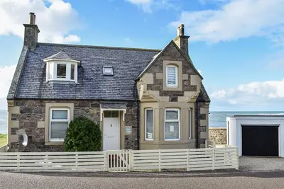 Image de This holiday home boasts breathtaking sea views and immediate access to a golf course.