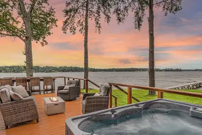 Image de Lake Murray Lake House with Panoramic Views, Kayaks & Hot Tub. Kids play shed!
