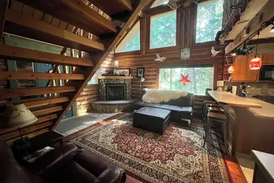 Image de Cozy 2-bedroom ski cabin -sleeps 10!