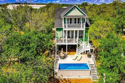 Image de Waterfront home with game room, decks, pool, smart TVs, kayaks, & gas grill