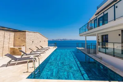 Luxury villa with infinity pool for 8