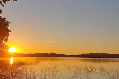 Image de 2 bedroom 2 Bath House with detached garage on Beautiful Rose Lake!