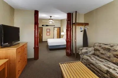 Image de Expanded King with Sofa Bed, Stoney Creek Quad Cities, Pool
