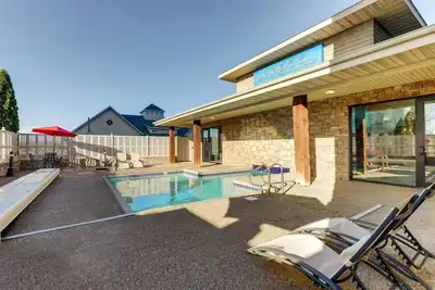 Image de Onsite pool, Stoney Creek, Expanded King w/ Whirlpool | 2 Units