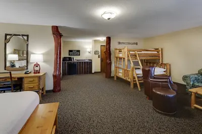 Image de River Path Access available! Quad Cities Stay for Family | 2 Units