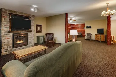 Image de Riverfront Rustic Retreat w/ Indoor/Outdoor Pool & Whirlpool, Parking