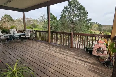 Image de Glamping deck. keep your tent out of the rain and have access to electricity.