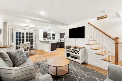 Image de Family retreat w/ outdoor shower, fire pit, plenty of indoor & outdoor space