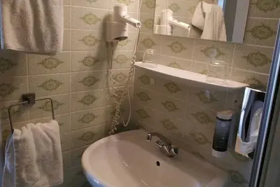 Image de Doppelzimmer Kompakt, Modern mit Balkon/terrasse, 1 Doppelbett Oder 2 Einzelbette