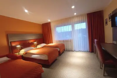 Image de Classic family room, modern with balcony, 1 double bed + 1 single bed or 3 single beds