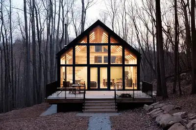 Image de The Ledges Cabin - modern luxury on 35 acres, 8 person hot tub, wood fireplace.